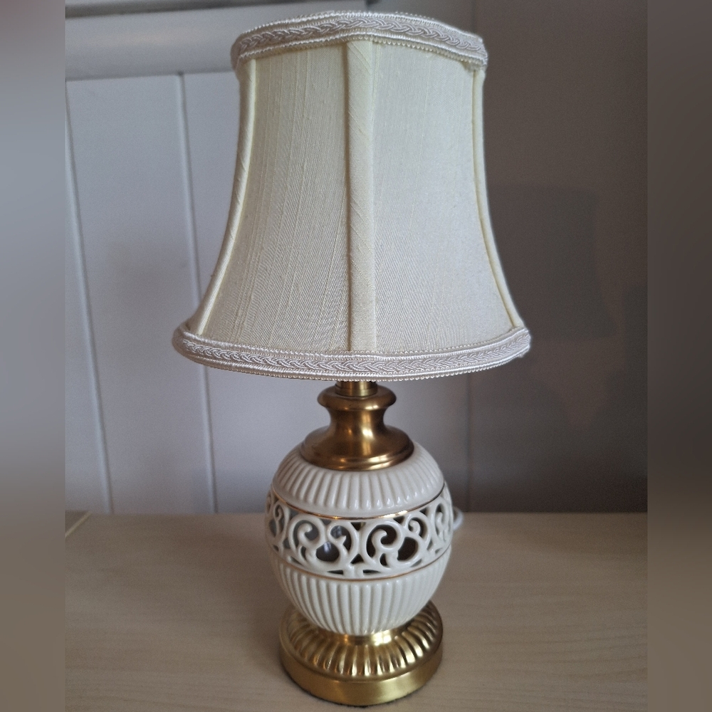 Lenox Lighting By Quoizel Table Lamp in Excellent Condition